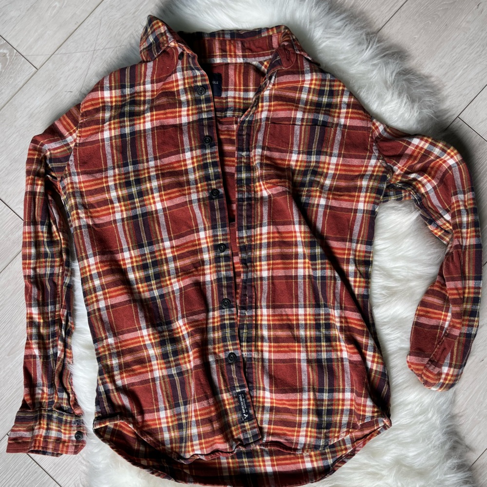 American Eagle Long sleeve flannel! Super cute, warm, and cozy! Size Small.